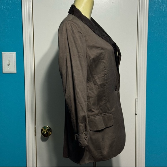 Alythea Brown Blazer with Relaxed Fit and Notched Lapel Gathered Cuffs Large NWT - Picture 8 of 14